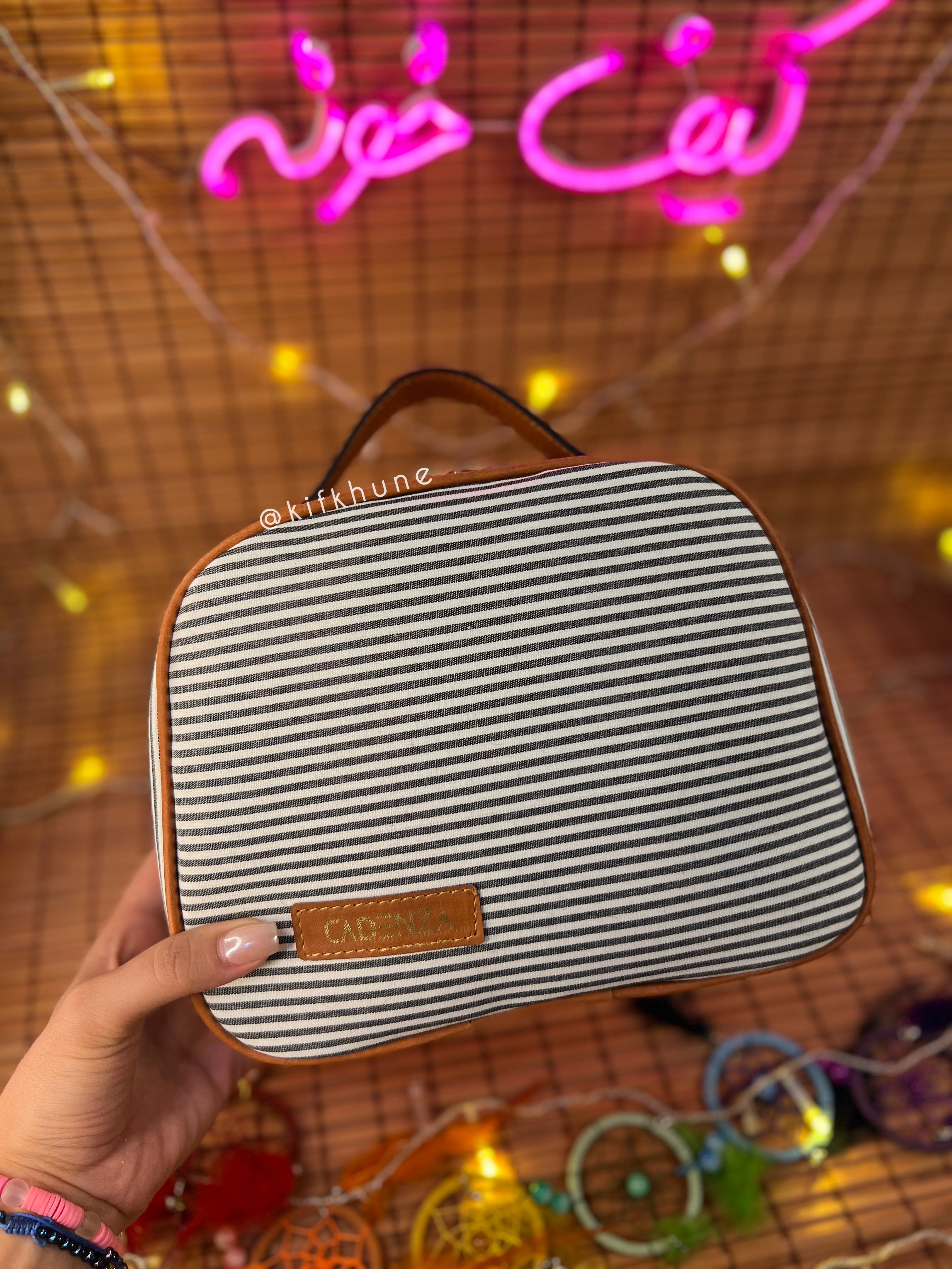 کیف آرایش صندوقی مدل راه راه