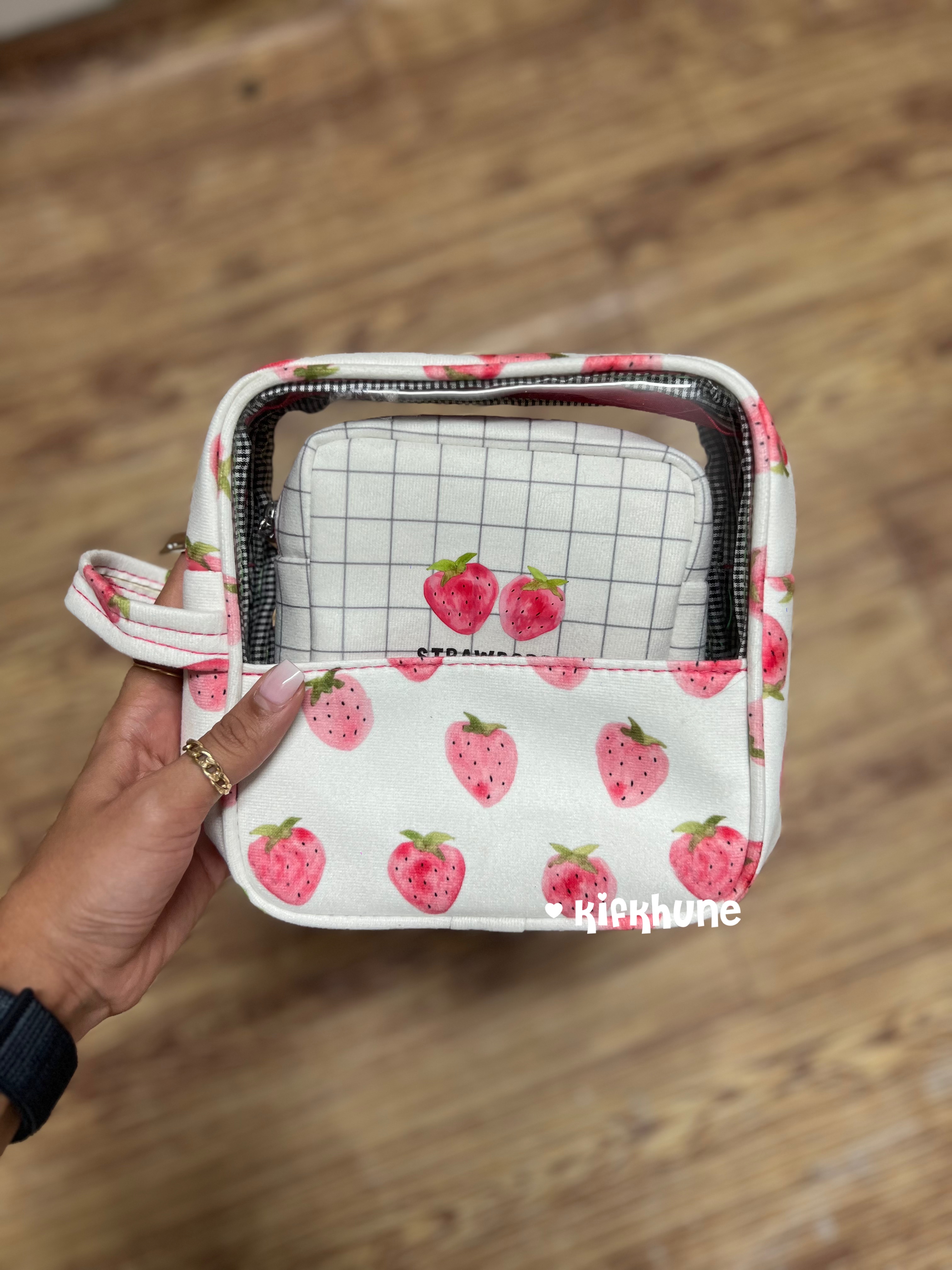 کیف آرایش دوتیکه توت فرنگی